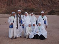 En Mazlan dan keluarga bersama mutawif Ustaz Yusoff, Hj Surip dan Hjh Saonah semasa ziarah di Madinah.
