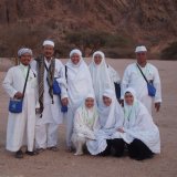 En Mazlan dan keluarga bersama mutawif Ustaz Yusoff, Hj Surip dan Hjh Saonah semasa ziarah di Madinah.
